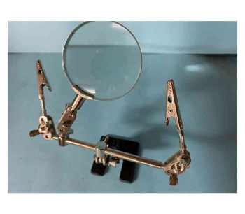 MAGNIFIER WITH HELPING HANDS