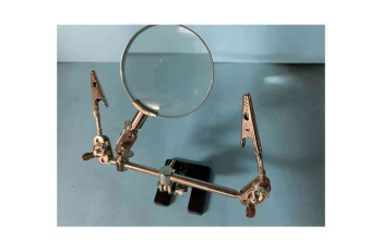 MAGNIFIER WITH HELPING HANDS