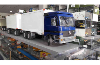 Τηλεκατευθυνόμενο Wedico Mercedes Actros τριαξονικό με συρόμενο διαξονικό